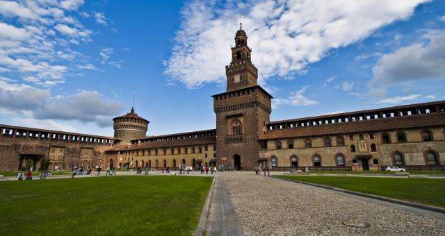 Discover Milan and its beauties: the Castello Sforzesco easy to reach from Hotel Astoria