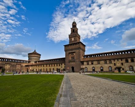 Discover Milan and its beauties: the Castello Sforzesco easy to reach from Hotel Astoria